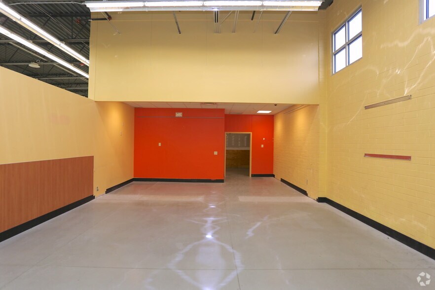 More Photos Of 3372 Canton Rd, Marietta Movie Theatre For Lease