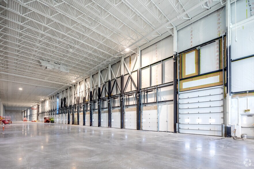 More Photos Of 4915 Rue Louis B Mayer, Laval Warehouse For Lease