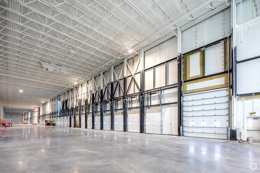More Photos Of 4915 Rue Louis B Mayer, Laval Warehouse For Lease