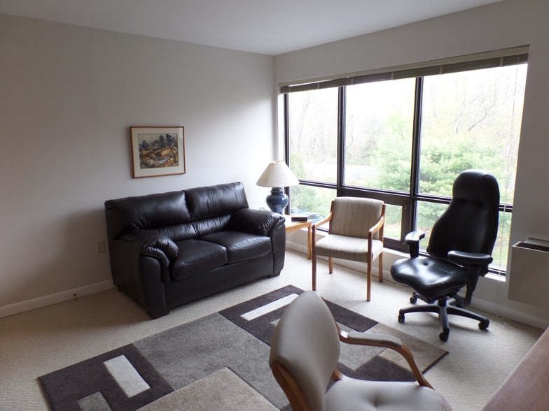 More Photos Of 567 Vauxhall St, Waterford Medical For Sale