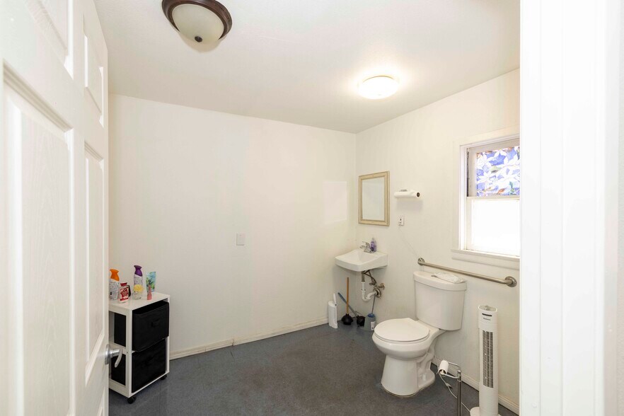 More Photos Of 18026 Jonathan St, Adelanto Medical For Lease