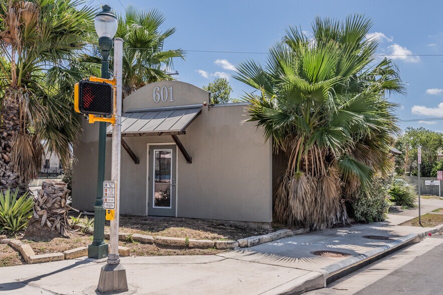 More Photos Of 601 E Ashby Pl, San Antonio Restaurant For Lease
