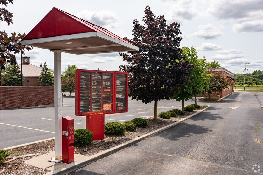 More Photos Of 551 S 8th St, West Dundee Restaurant For Sale