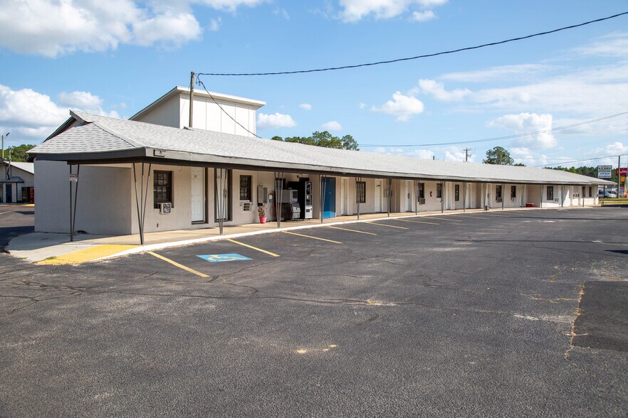 More Photos Of 539 S Main St, Baxley Hotel For Sale