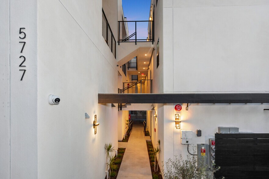 More Photos Of 5727 Lauretta St, San Diego Apartments For Sale