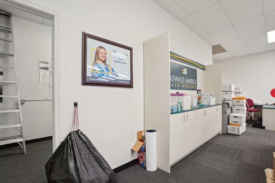 More Photos Of 1505-1527 E San Marnan Dr, Waterloo Unknown For Lease