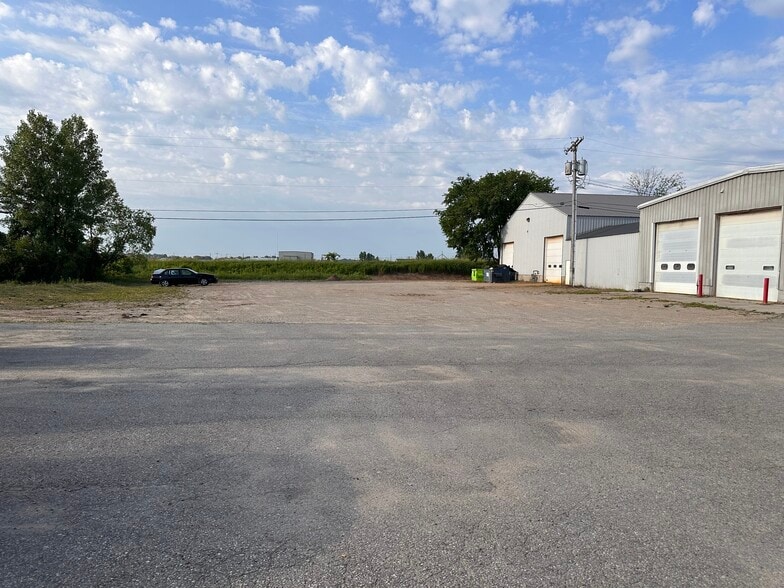 More Photos Of 3945 S Blue Star Dr, Traverse City Service For Lease