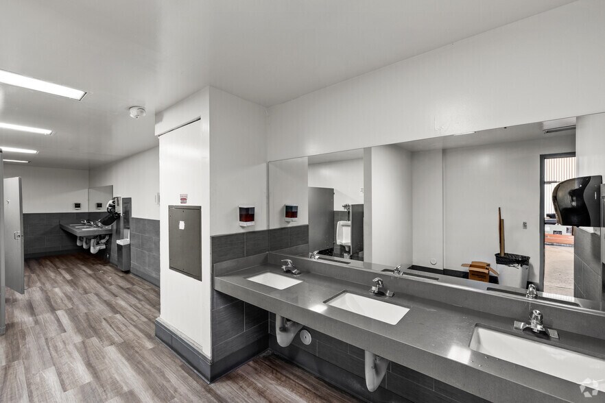 More Photos Of 21350 Lassen St, Chatsworth Warehouse For Lease