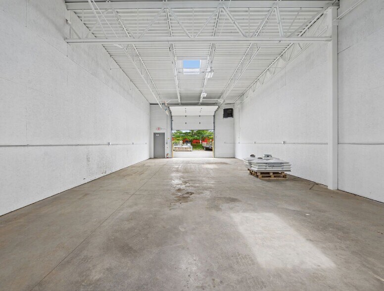 More Photos Of 8350 Industrial Pky, Plain City Warehouse For Lease