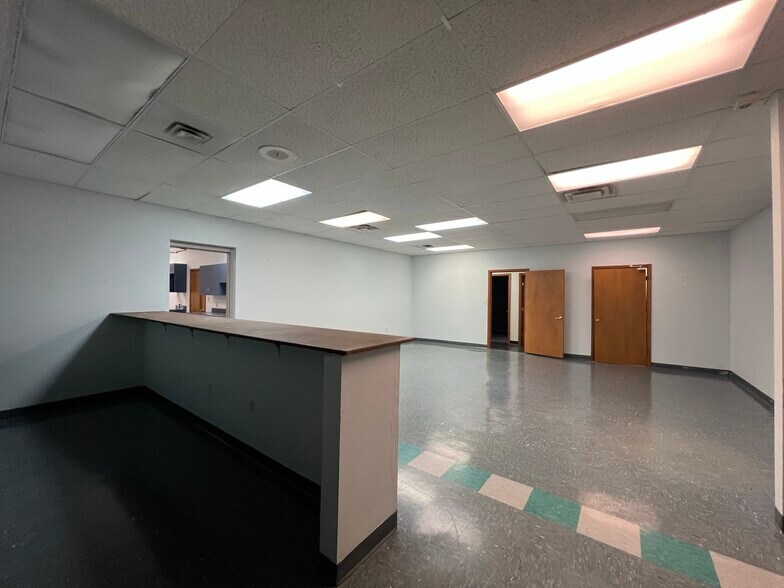 More Photos Of 1725 Louisville Dr, Knoxville Office For Lease