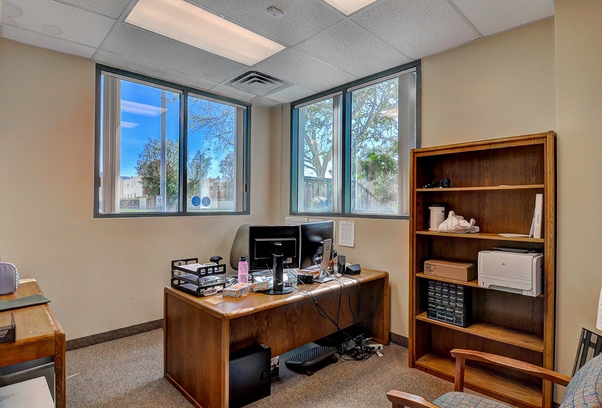 More Photos Of 17909 Soledad Canyon Rd, Santa Clarita Medical For Lease