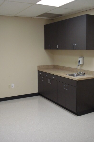 More Photos Of 17115 Red Oak Dr, Houston Medical For Lease
