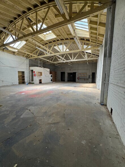 More Photos Of 6121 S Western Ave, Los Angeles Distribution For Lease