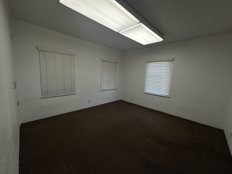 More Photos Of 2017 Brundage Ln, Bakersfield Office Residential For Lease