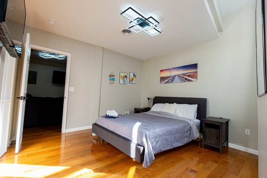 More Photos Of 37 Maiden Ln, Albany Storefront Retail Office For Sale