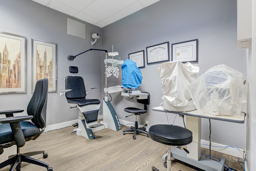 More Photos Of 3000 Bloor St W, Toronto Storefront For Sale