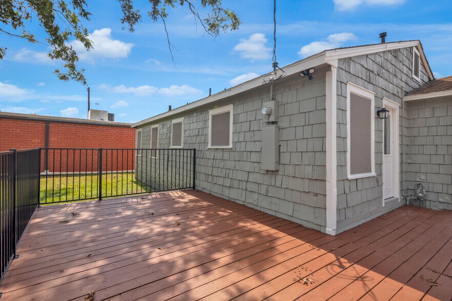 More Photos Of 3743 Erie St, Houston Freestanding For Sale