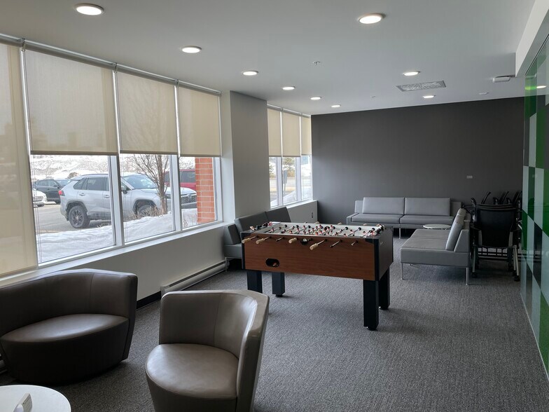 More Photos Of 1984 5E Rue, Lévis Office For Lease