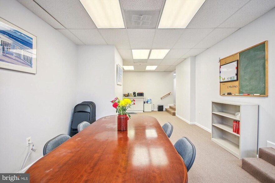 More Photos Of 8740 Cherry Ln, Laurel Light Manufacturing For Sale