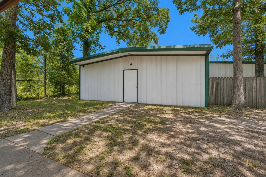 More Photos Of 11003 Willis Waukegan Rd, Conroe Light Distribution For Sale