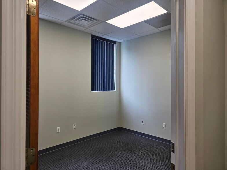 More Photos Of 171 S Wellwood Ave, Lindenhurst Storefront For Lease