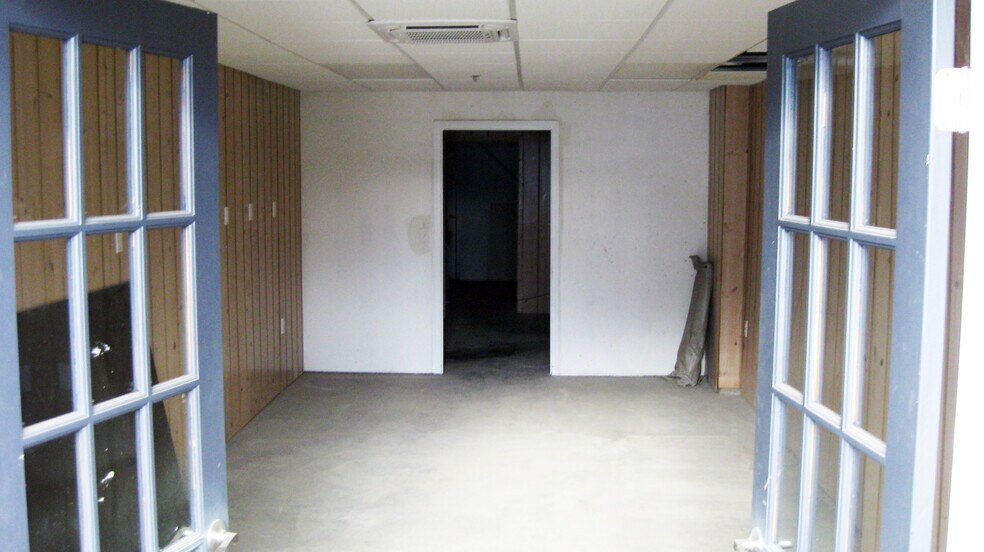 More Photos Of 415 N Indiana Ave, Auburn Warehouse For Sale