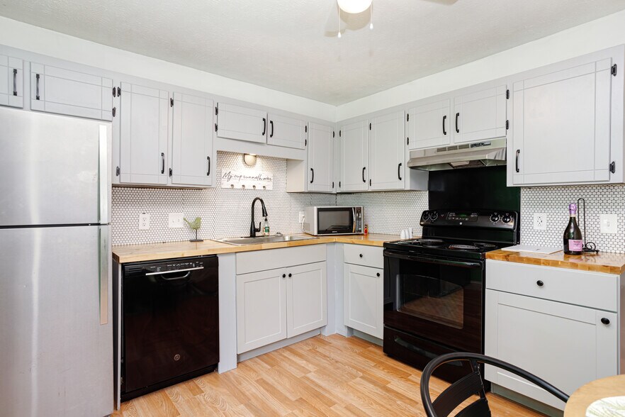 More Photos Of 200-208 E Palestine Ave, Madison Apartments For Sale