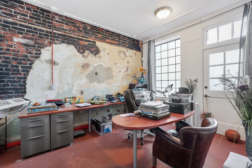 More Photos Of 660 N Thompson St, Portland Showroom For Sale