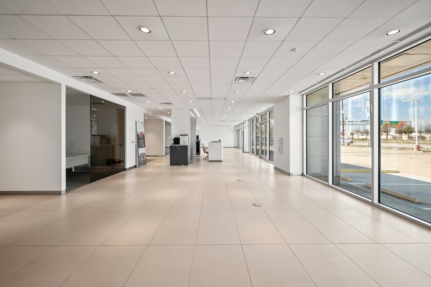 More Photos Of 11819 Southwest Fwy, Houston Auto Dealership For Lease