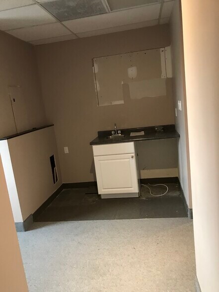 More Photos Of 420 Green St, Whitby Medical For Lease