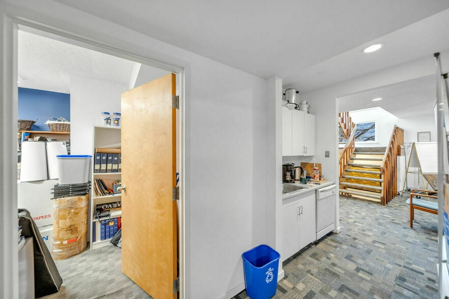 More Photos Of 10801 Connecticut Ave, Kensington Office For Sale