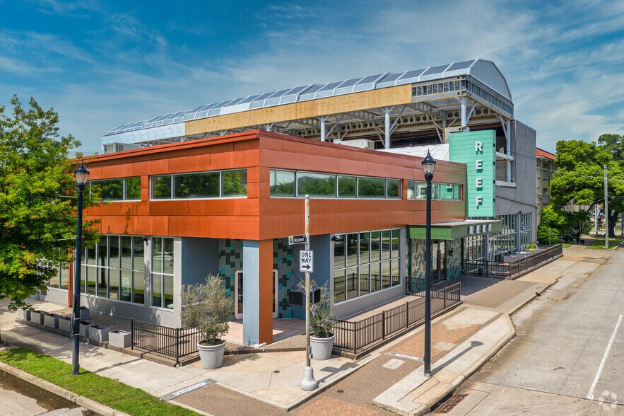 More Photos Of 2600 Travis St, Houston Freestanding For Lease