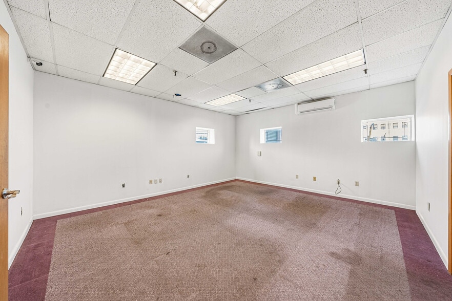 More Photos Of 370-376 Adams St, Newark Warehouse For Lease