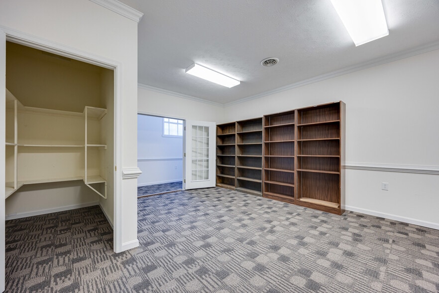 More Photos Of 30 E Main St, Luray Office For Sale