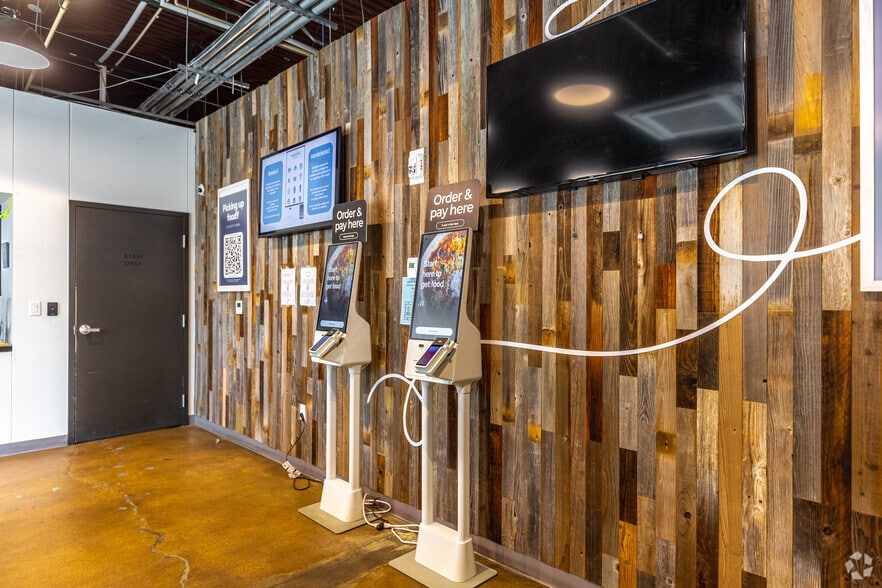 More Photos Of 921 W Commerce St, Dallas Warehouse For Lease