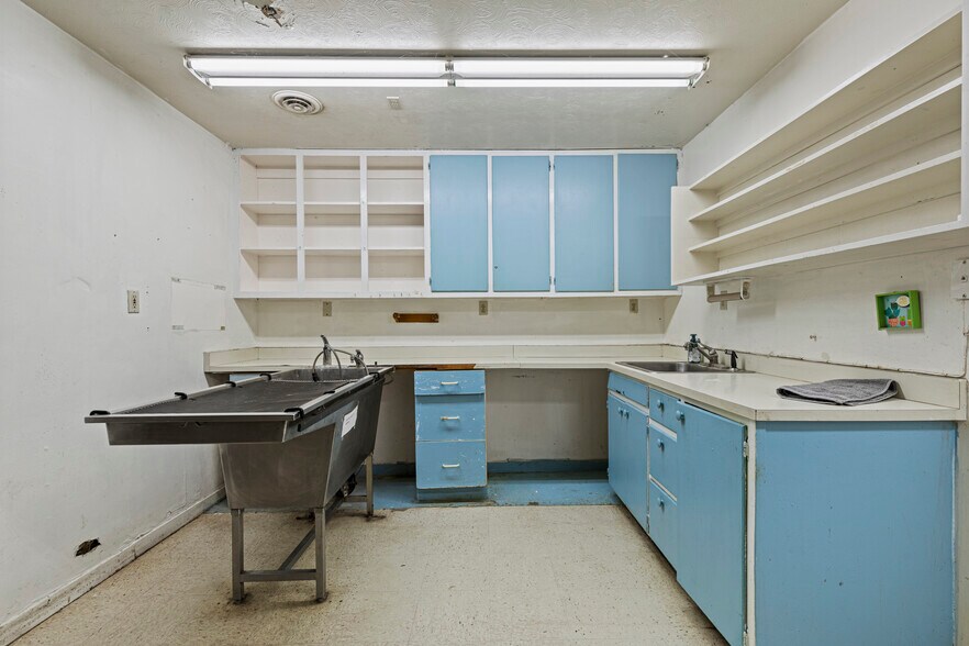 More Photos Of 245 N 7th St, Williams Light Distribution For Sale