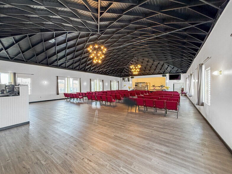 More Photos Of 7101 Menlo Ave, Los Angeles Specialty For Sale