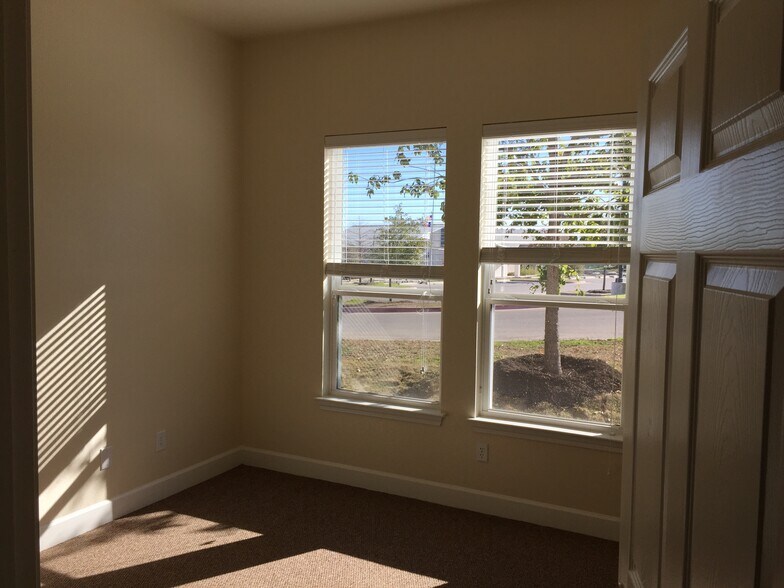 More Photos Of 209 S 12th St, Pflugerville Medical For Sale
