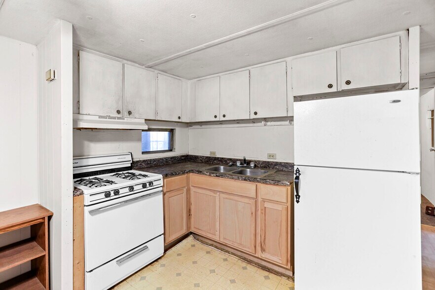 More Photos Of 138 Main St, Sharpsburg Flex For Sale