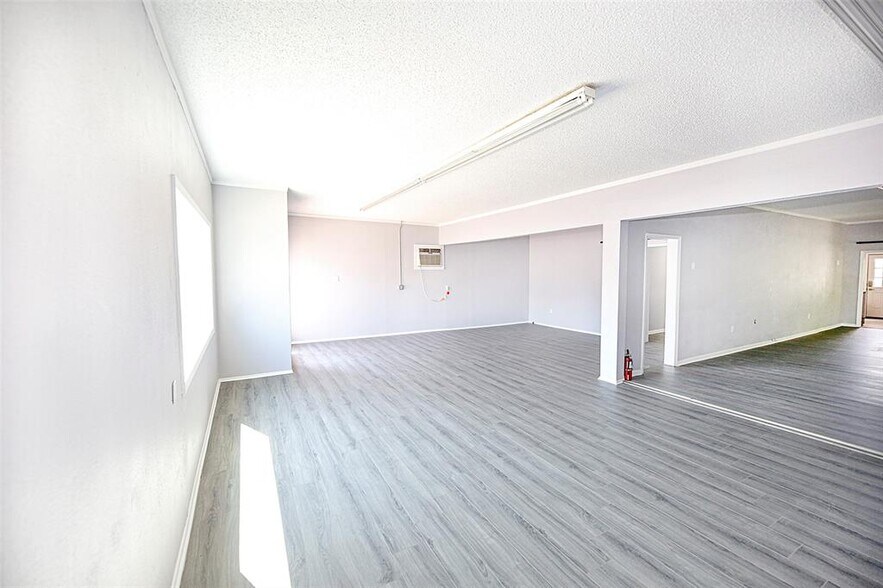 More Photos Of 410 W Wise St, Bowie Light Manufacturing For Sale