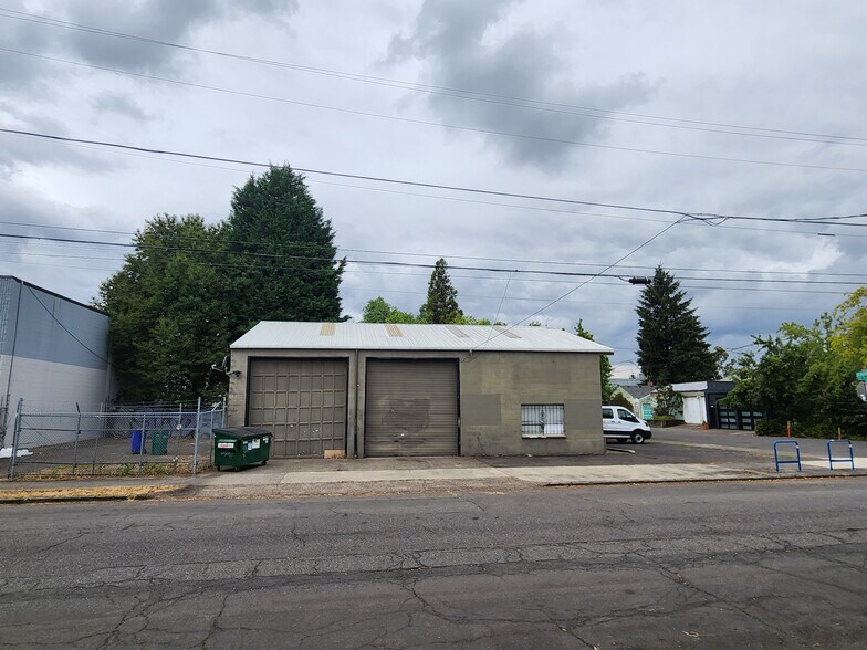 More Photos Of 1634 SE Brooklyn St, Portland Warehouse For Sale