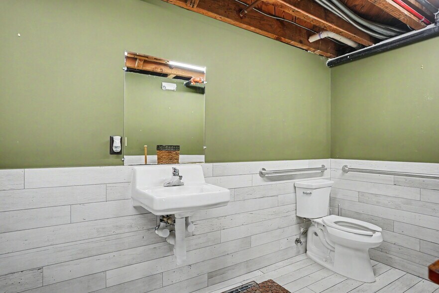 More Photos Of 101 E Broughton St, Savannah Storefront Retail Office For Lease