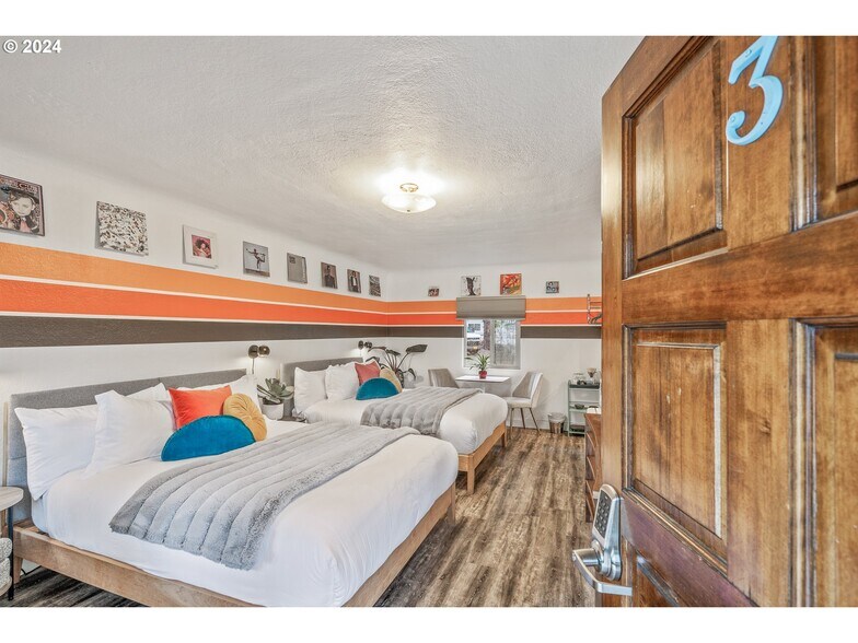 More Photos Of 1175 2nd St SE, Bandon Hotel For Sale