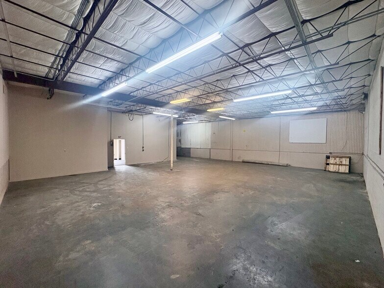 More Photos Of 9361 Winkler Dr, Houston Light Distribution For Lease