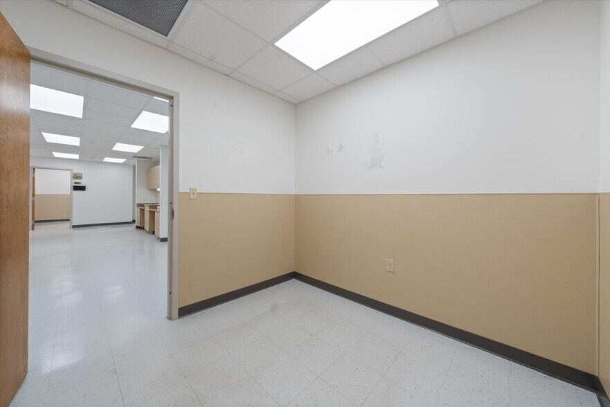 More Photos Of 114 Parliament Dr, Maryville Medical For Sale