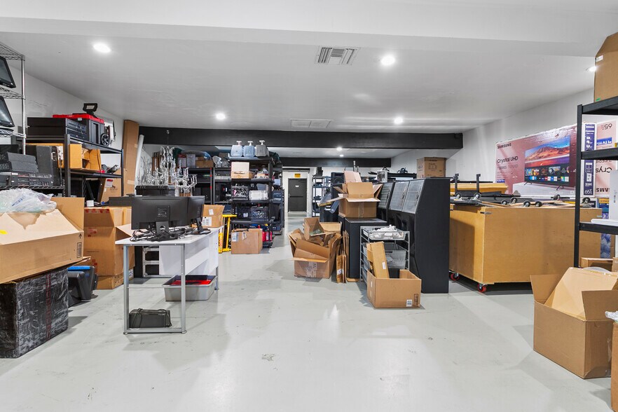 More Photos Of 22520-22522 Ventura Blvd, Woodland Hills Storefront Retail Office For Lease