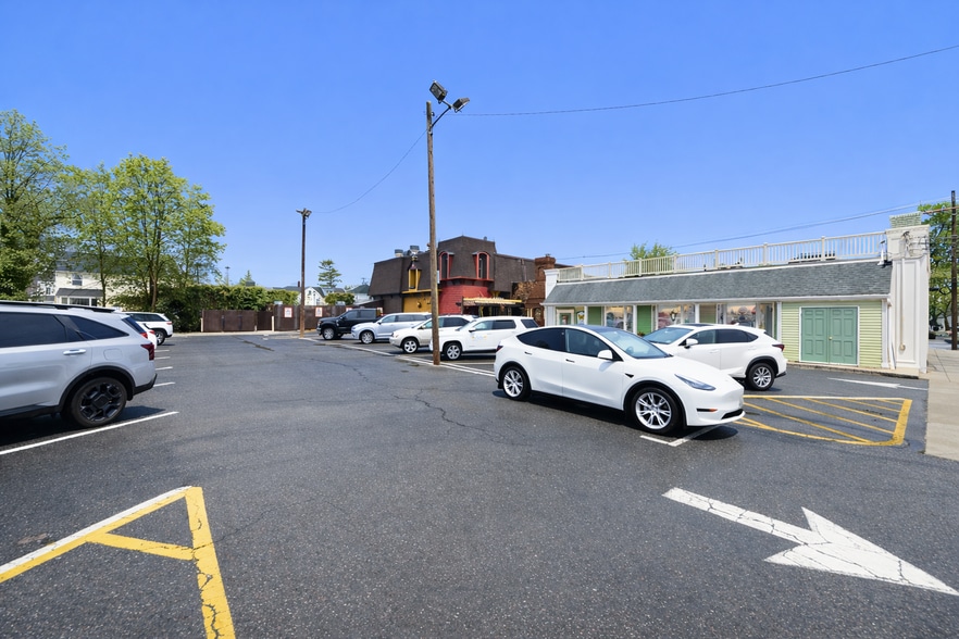 More Photos Of 7 W River Rd, Rumson Storefront For Sale