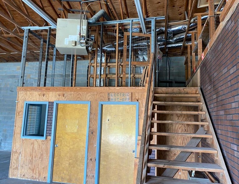 More Photos Of 1507 E Sugar Creek Rd, Charlotte Warehouse For Lease