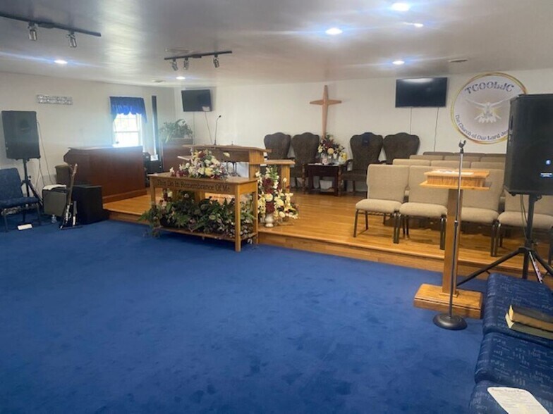 More Photos Of 109 Fontaine Dr, Ridgeway Funeral Home For Sale