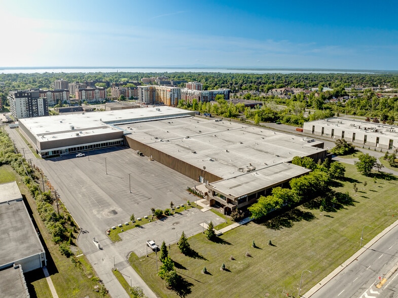 Primary Photo Of 7700 Rte Transcanadienne, Pointe-claire Warehouse For Lease